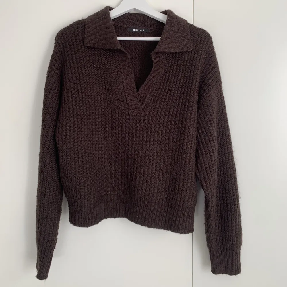 En brun stickad tröja i storlek M från Ginatricot. Aldrig använd och i nyskick ordinarie pris 360 kr jag säljer för 200 + frakt. Tröjor & Koftor.