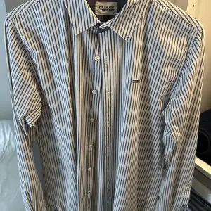 En vitblå-randig skjorta från Tommy Hilfiger i strl S. Använd sparsamt