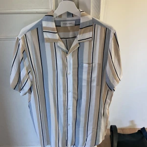 Ljus o fräsch skjorta - Använd en gång så den är nästintill helt ny, väldigt luftig och skön men tyvärr kommer den inte så mycket till användning