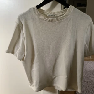 Zara topp🫶🏼 - Stickad t-shirt från zara, 150 kr + frakt🫶🏼Storlek XL men är liten i storleken🫶🏼