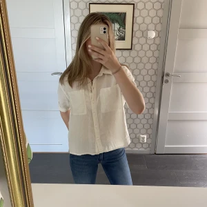 Skjorta - Crémevit skjorta med korta ärmar. XS/S 🤎