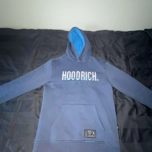 Hoodrich dress - Här säljs både byxorna och tröjan. Använda fåtal gånger. Storlek M i både byxor och tröjan. Skriv för mer bilder 