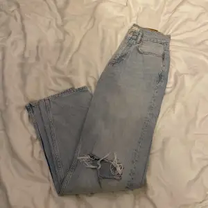 Jeans från gina tricot med hål på knäna