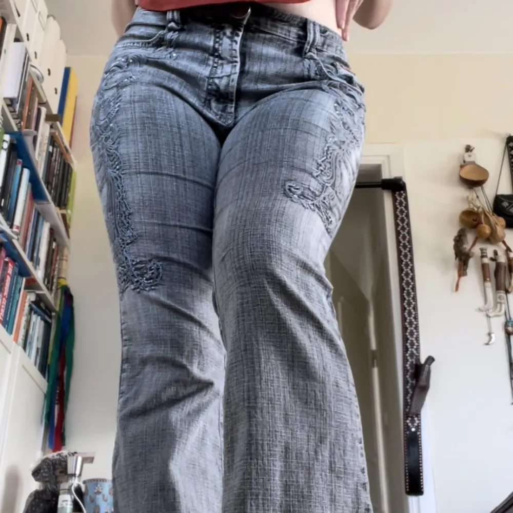 Snygga jeans med ett coolt mönster! De köptes på Beyond Retro men är i bra skick! Tyvärr är de lite korta på mig och därför säljer jag dom❤️❤️  Storleken är oklar men passar mig som brukar ha M i byxor, dock lite korta (jag är 170cm)😚. Jeans & Byxor.