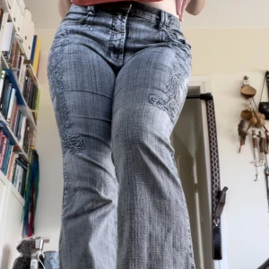 Jeans - Snygga jeans med ett coolt mönster! De köptes på Beyond Retro men är i bra skick! Tyvärr är de lite korta på mig och därför säljer jag dom❤️❤️  Storleken är oklar men passar mig som brukar ha M i byxor, dock lite korta (jag är 170cm)😚