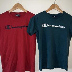 Hej!  Jag säljer två Champion T-shirt. Den röda är storlek 150/155 och passar 11/12 år. Den gröna är storlek 138/142 och passar 9/10 år.   Jag säljer båda två för 100kr 