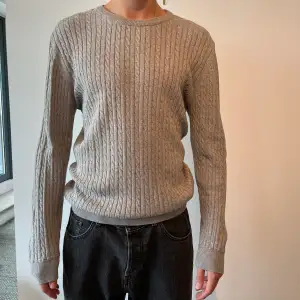 En helt vanlig kabelstickad grå tröja. Säljer eftersom den inte kommer till användning då den är för stor och inte min stil. Är 190 för referens… storlek xl. Fortfarande i fint använt skick.  