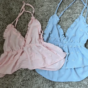 Topp - Säljer dessa toppar från SHEIN då de inte va min smak. Båda linnena kostar tillsammans 50kr och 1 kostar 25 kr🤍