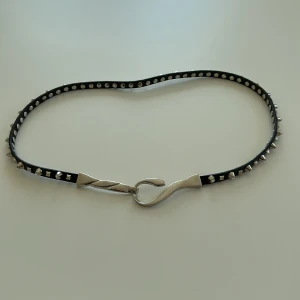 Bälte nitar - Säljer detta bältet med nitar!❤️ använt en gång! Köpt för 1300kr