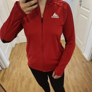 Röd Adidas träningsjacka - Nyskick! 