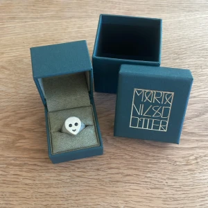 Maria Nilsdotter ring - Säljer min Alien ring från Maria Nilsdotter. Den är i storlek 17 och nypriset ligger på 2995 och jag säljer min för 1400. Lite repig men fint skick💓