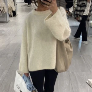 Stickad tröja - Säljer denna vita stickade tröja från h&m då jag har många liknande och den inte kommer till använding💖