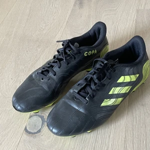 Adidas Copa Fotbollsskor - Ganska bra skick, lite använda 6/10. Säljer dom för dom är för små. 