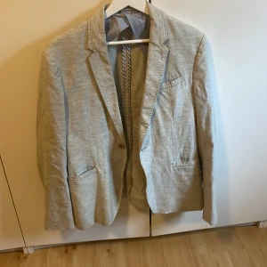 Ljus linne kavaj från Zara - Tja, blivit alldeles för tjock för denna snygga kavaj. Inte använd as många gånger. Ligger hemma och skräpar. Vill bli av med snabbt så skriv bud