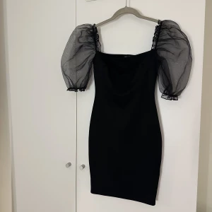  Elegant och söt klänning  - Fin söt och elegant klänning som jag endast kommit till användning 1 gång. 