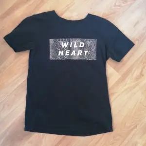 Säljer denna snygga T-shirten då den inte kommer till användning längre! 