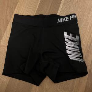 svarta nike shorts 