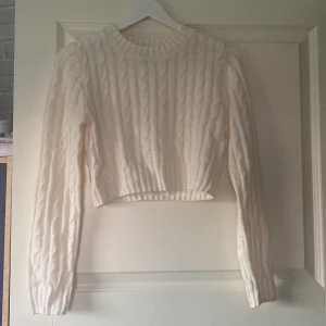 stickad cropped långärmad - Tröjan är väldigt mjuk och skön. Inte för varm så passar bra under hösten och tidig vår. Knappt använd.