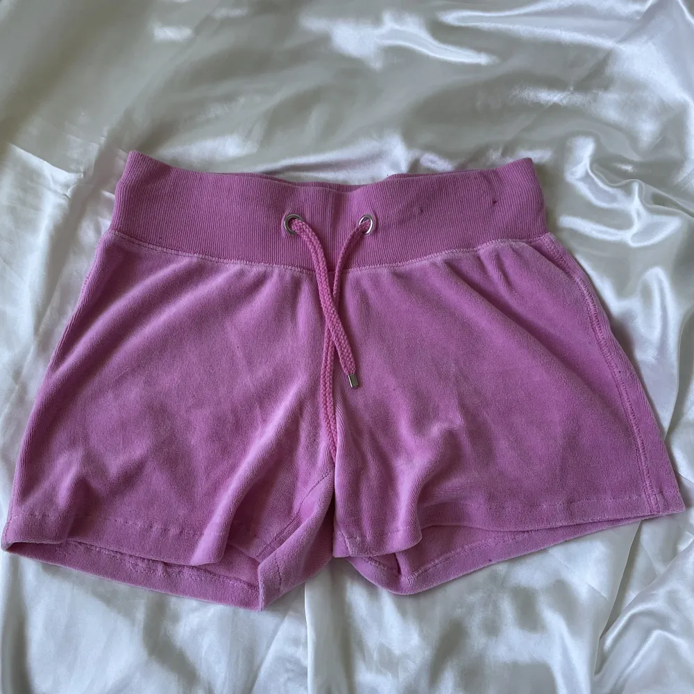 Jättefina rosa shorts i velour💘💘. Shorts.