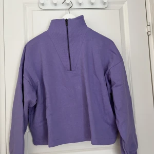 Lila tröja från Carin Wester  - Gott skick! Använd 1 gång 