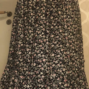Kjol  - Säljer min blommiga kjol där av att den inte kommer till användning. Inga skador. Storlek 146/152. Pris går att diskutera. 