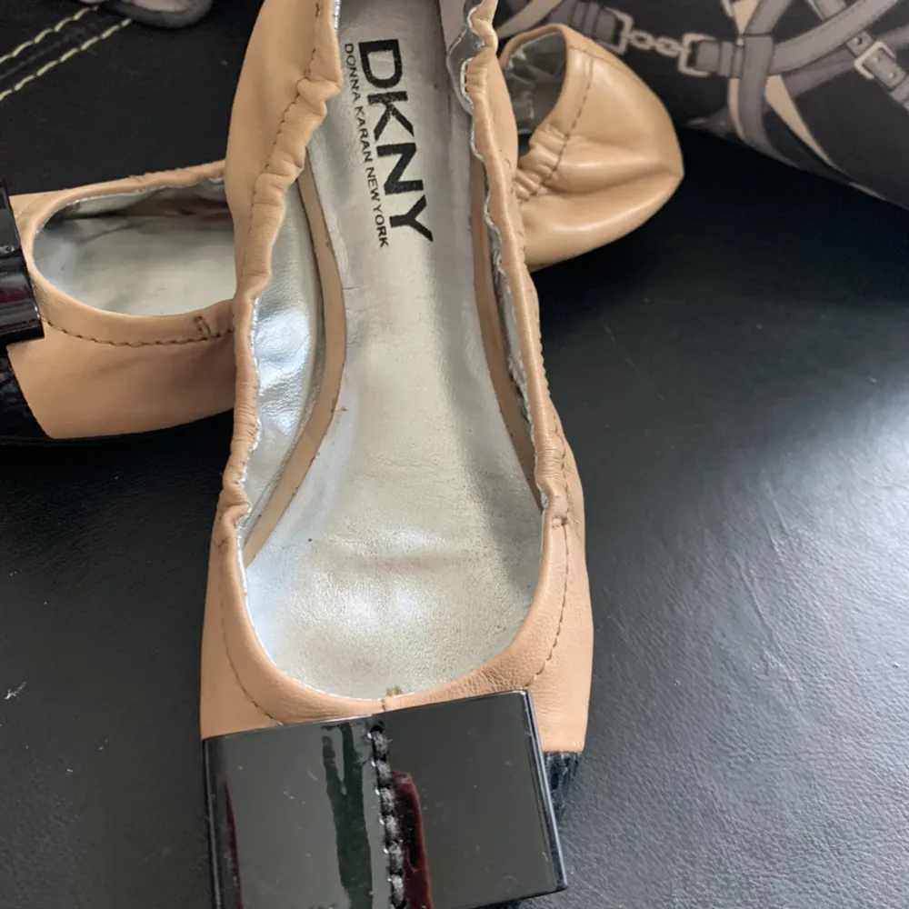Ballerina skor från DKNY  Storlek 38 . Skor.