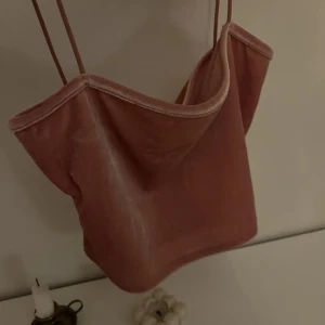 Linnen - (Tryck inte på köp nu direkt) två linnen med smala axelband, går även att använda som tubtoppar❤️ den rosa är i storlek M o den gröna S, 50kr för båda🥰