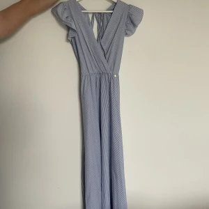 Söt långklänning - Blå och vitrandig lyxig sommarklänning i S. Köpt i Italien och aldrig använt pga för liten. Originalpris: 1200 kr