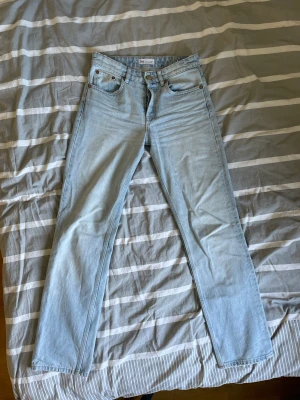 Zara Mid Rise Jeans - Skitsnygga mid rise jeans från zara i storlek 36 som tyvärr är för små för mig!🥲💕Skriv för fler bilder Köparen står för frakt🫶🏽☺️💗
