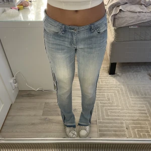 Lågmidjade jeans - Ljusblå lågmidjade Jeans med marinblå ränder på sidorna! Bra skick🤗 Säljer då dom är någon centimeter för kort på mig som är 164 cm. 