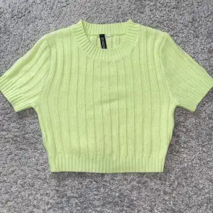 Säljer nu denna gröna stickade t-shirten från divided h&m. Vet inte vilken storlek den är i men skulle säga xs. Säljer av skäl att den inte kommer till användning längre❤️. 