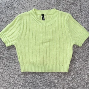 Grön stickad t-shirt - Säljer nu denna gröna stickade t-shirten från divided h&m. Vet inte vilken storlek den är i men skulle säga xs. Säljer av skäl att den inte kommer till användning längre❤️. 