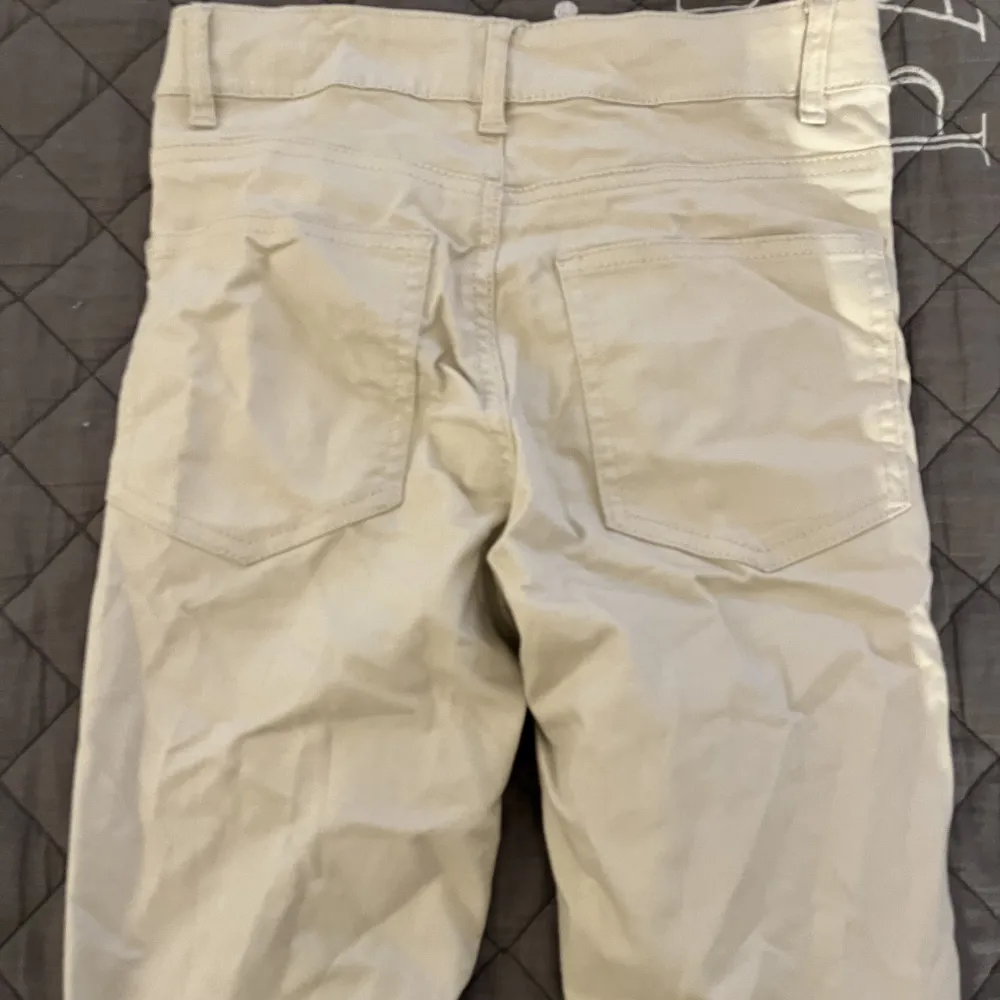 Super stretchiga mid waist jeans från Bikbok 🩷. Farkut & Housut.