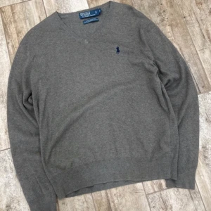 Ralph lauren tröja - En grå Ralph lauren tröja i mycket fint skick. Storlek S 