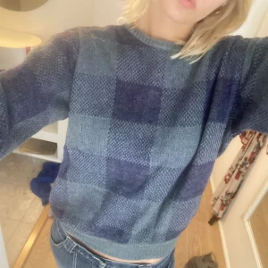 Stickad tröja - Perfekta tjocktröjan till hösten. Färgen syns bäst på bild 2. Dma om frågor😊 