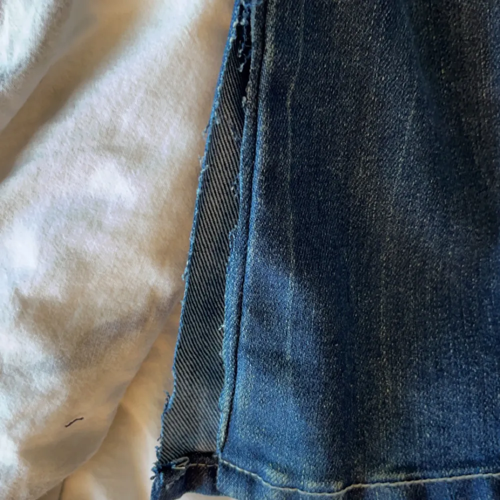 Blåa fina jeans, klippt slits men funkar lika bra. . Jeans & Byxor.