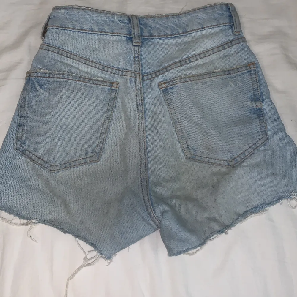 Fina jeans shorts från Zara . Shorts.