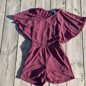 En jätte fin lila glittrig klänning med inbyggda shorts. Som en stor volang från halsen ( svårt att visa på kamera) som ger en jätte fin touch💖💕 Storlek 134/140 från Lindex. Pris 60kr💖 Rekomenderar till nyårsafton. 