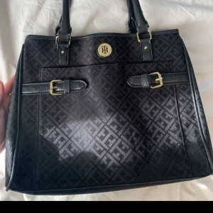 väska  - jättefin väska från tommy hilfiger, kommer ej till användning ❤️