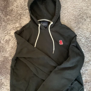 Bondelid hoodie - Bondelid Hoodie i bra skick. Säljs för jag inte använder den lika mycket.  8/10  skriv för frågor eller flera bilder !!!