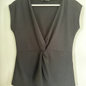 Topp  - Topp med omlottdetalj 