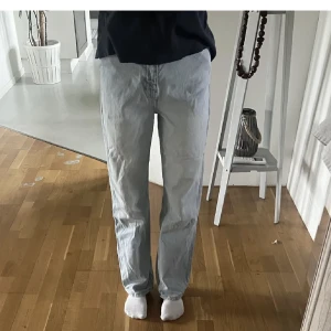 Jeans - Säljer dessa jeansen från weekday. Nypriset på dem är 590kr och jag säljer dem för 300+ frakt. Det finns en liten vit fläck längst nere på ena byxbenet. ( skicka för bild, tror fläcken går bort). Ni kan se längden på första bilden, jag är ca 167. 
