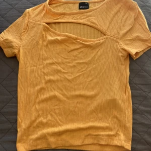 Tröja från Gina - Tajtare ribbad topp från Gina i storlek xxs med en öppning en bult över bröstet, super fin i ny skick 🩷🩷