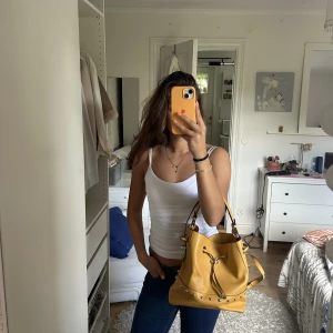 Väska - Skit snygg gul väska från Zara till hösten!! Nytt skick! 