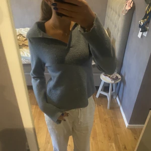 Blå tjocktröja 💙 - En jätte fin blå tjocktröja från Kappahl 💙 jätte fint skick då den knappt används 💗den är i xs men passar S lika bra 🌸  kontakta för frågor 💗