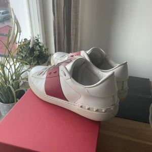 valentino skor  - valentino skor röda storlek 41, självklart äkta, skick 8/10!!
