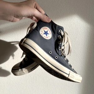Converse storlek 39.5 - Säljer mina sparsamt använda Converse i marinblå färg. Innemåttet på dem är 25cm. Vid intresse kan de även tvättas om detta önskas! 💙 Fler bilder finns. 