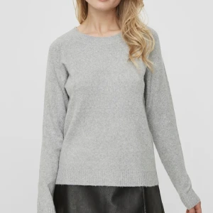 Stickad grå tröja - Säljer min stickade gråa tröja från vero Moda då ja har många som liknar varandra. Super skön och passar till det mesta. Storleken är S🩷