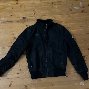Bomberjacka Gstar  - Sjukt snygg bomberjacka från G-star med många bra praktiska fickor och fina detaljer.  Återupplagd för att erbjuda fri frakt