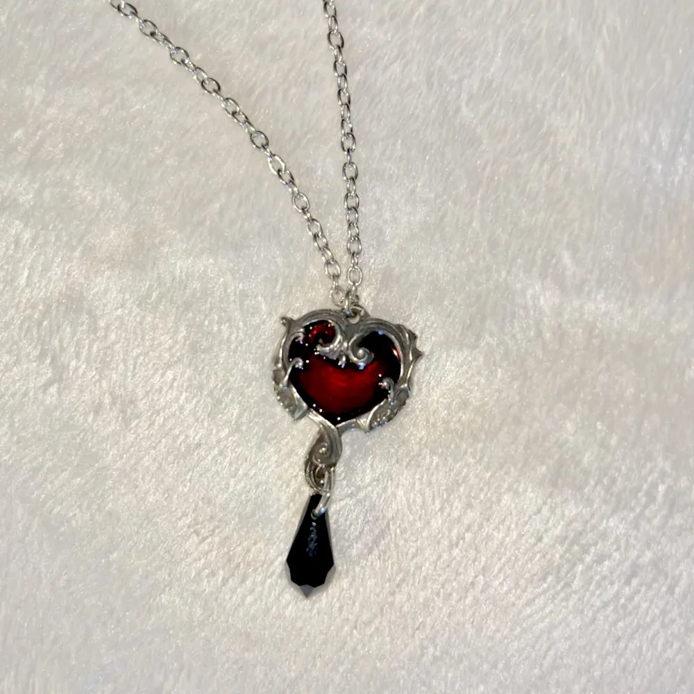 frakt ingår i priset! Ett jättefint silver och rött hjärtformat halsband som passar perf till en romantic goth utstyrsel🖤🌹köpt på Blue Fox för 298 kr och använt ett fåtal gånger. . Accessoarer.